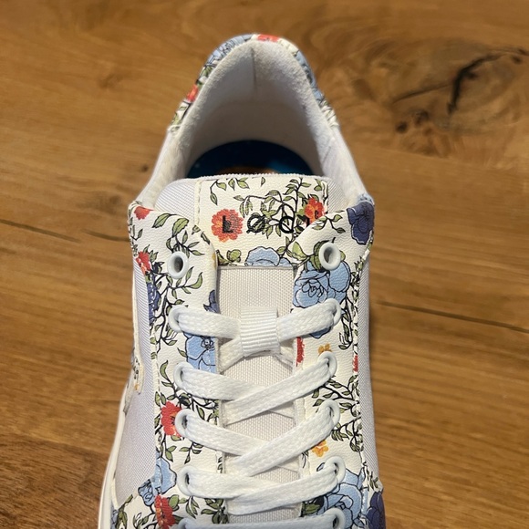 NEW Loci Seven White Blue Floral Low Top Fashion Sneakers EU 37 US 6.5 Reg. $195 - Picture 12 of 12
